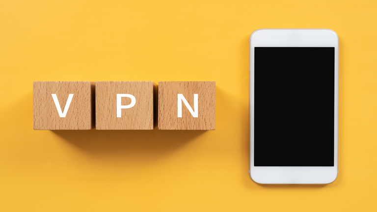 VPNのイメージ｜「VPN」と書かれた積み木とスマホ